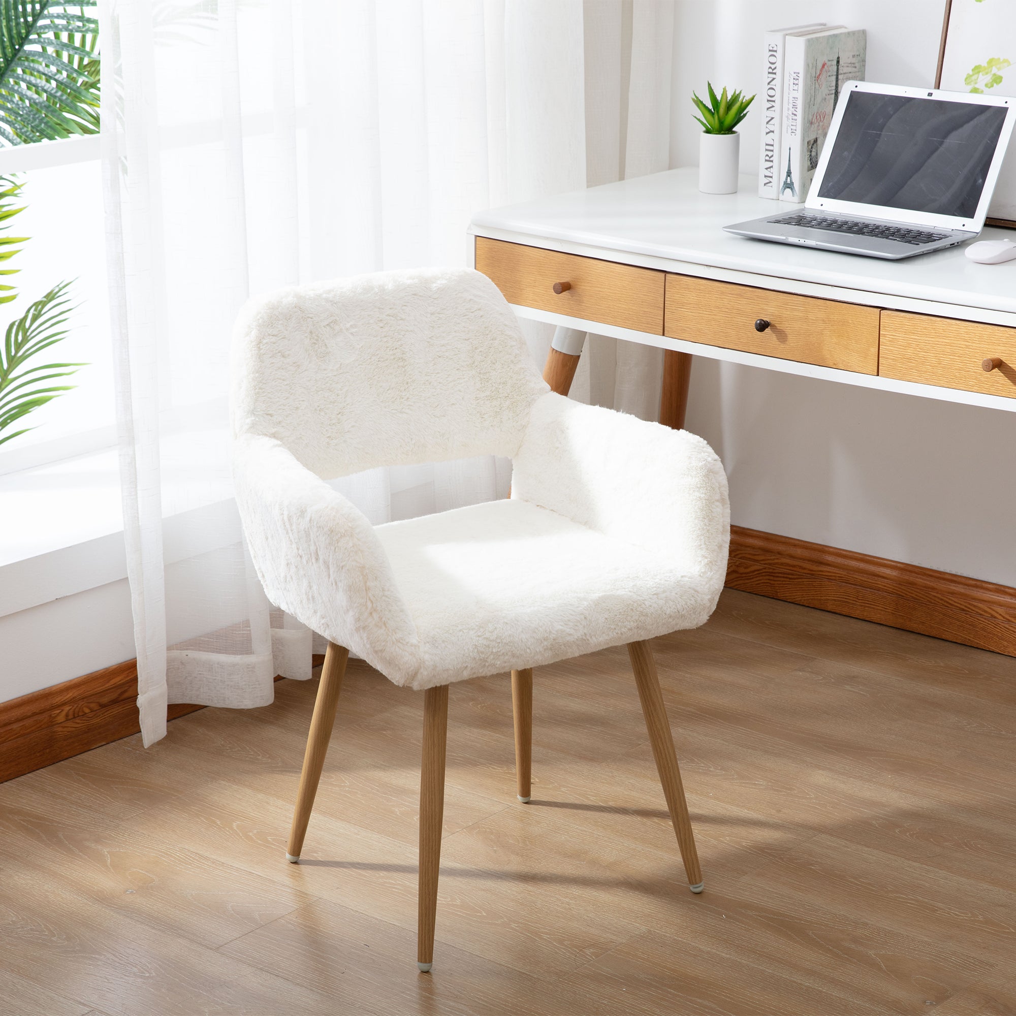 RaDEWAY Dining Chairs with Faux Fur